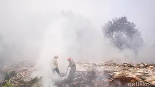 Warga Keluhkan Asap Kebakaran Sampah di Tangsel, Sangat Mengganggu