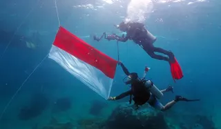Pengibaran Bendera Bawah Laut HUT ke-81 RI di Pulau Miang Kalimantan Timur