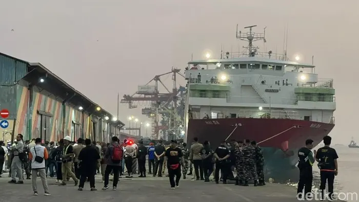 Data Terbaru Evakuasi Kapal Virgo Transport 8 di Laut Jawa Capai 153 Penumpang