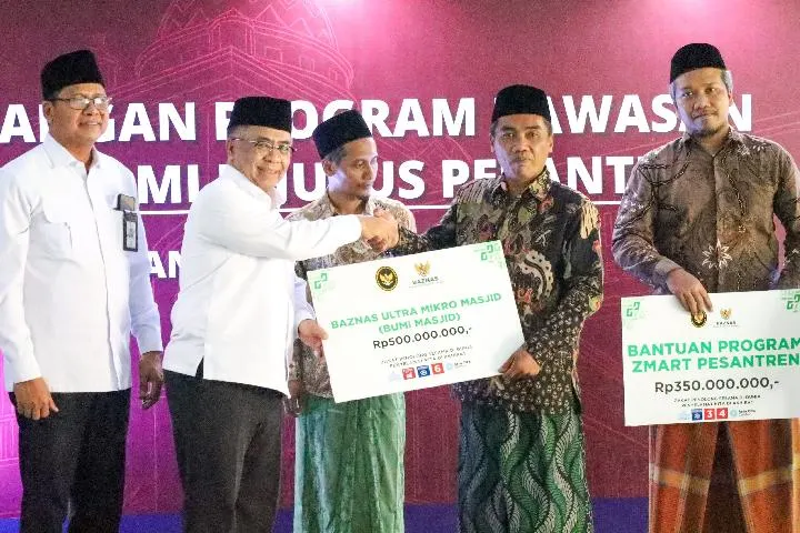 Penyaluran Bantuan Ekonomi Baznas RI di Gresik Perkuat Kemandirian Umat