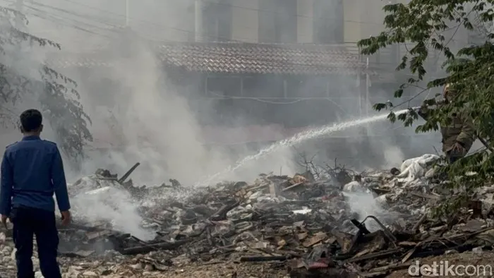 8 Unit Damkar Diterjunkan Padamkan Kebakaran Sampah di Pisangan Tangsel